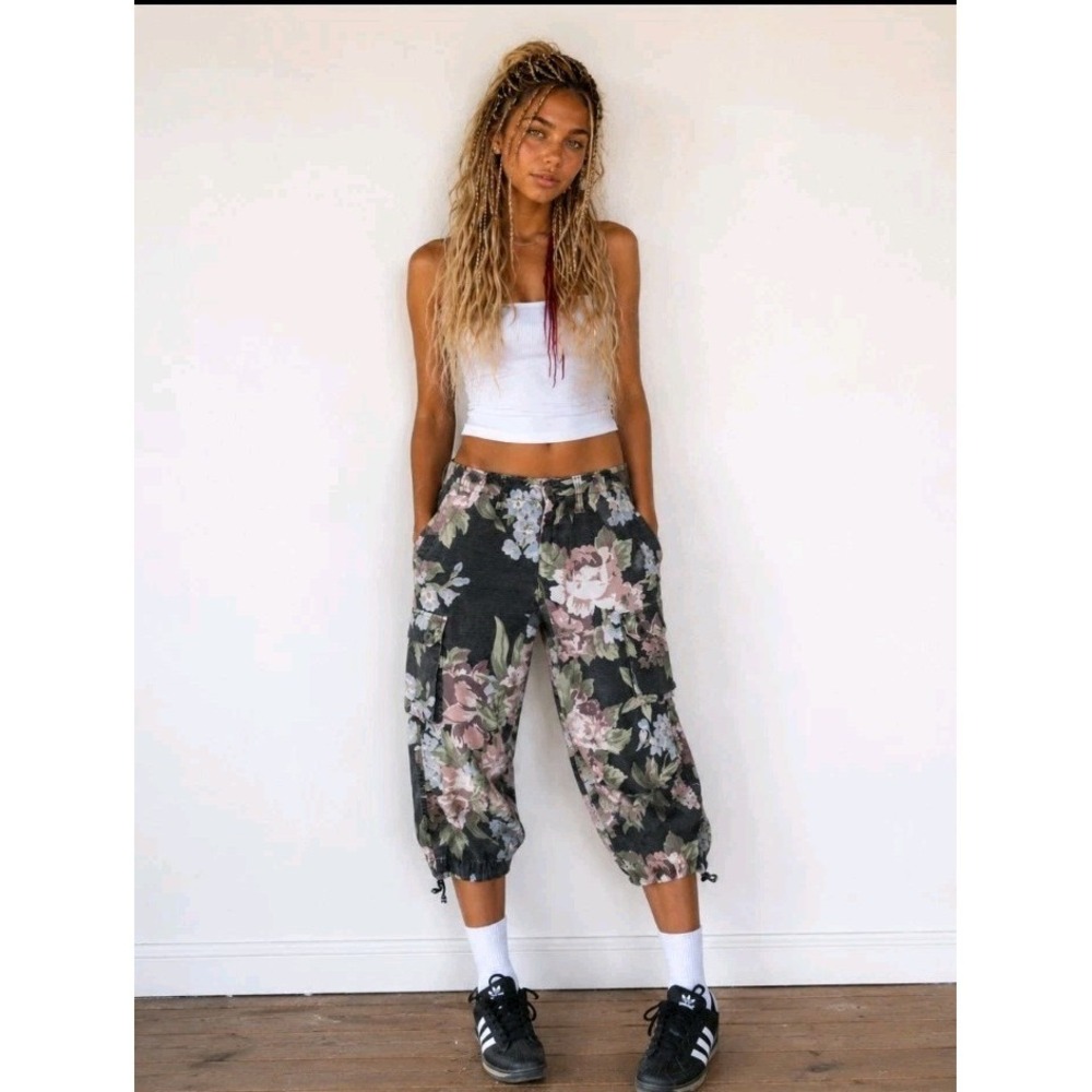 Vintage Y2K Lucky Floral Cargo Capri Pants Womens Sz 26 Boho Skater Grunge